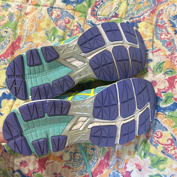 ASICS running shoes - Picture 3 of 6